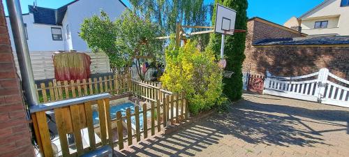 a wooden fence in front of a house at Private 1-2,5 -Zimmer-Wohnung mit Terrasse in Zülpich