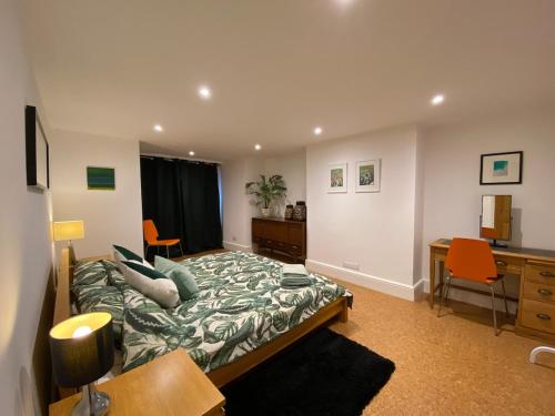 ein Schlafzimmer mit einem Bett und einem Schreibtisch und einem Schreibtisch in der Unterkunft Spacious Double Apartment in Folkestone with parking in Folkestone
