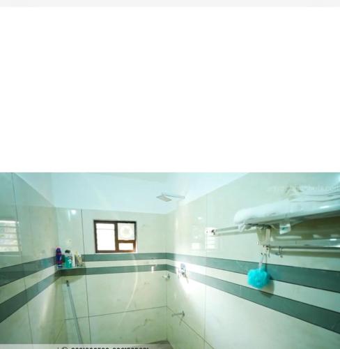 ein Bad mit einem Spiegel und ein Zimmer mit einem Bett in der Unterkunft Wayanadan Huts Entire First Floor Only in Sultan Bathery