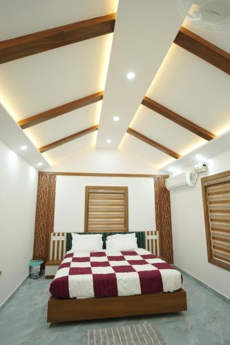 Ein Bett oder Betten in einem Zimmer der Unterkunft Wayanadan Huts Entire First Floor Only