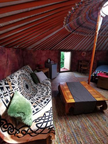 une chambre avec un lit dans une tente dans l'établissement Yourte Namaste Homestay, à Saint-Pargoire