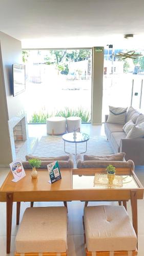 a living room with a table and a couch at HOTEL BARLOS ADUANA in Uruguaiana