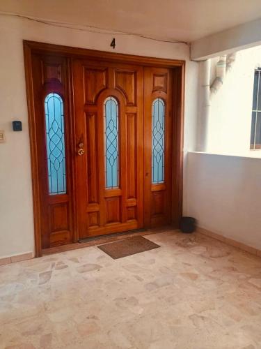a wooden door with stained glass windows in a room at Departamento Sencillo Foro Sol GNP y Aeropuerto in Mexico City