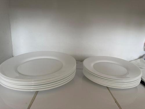 two stacks of white plates sitting on a floor at Departamento Sencillo Foro Sol GNP y Aeropuerto in Mexico City