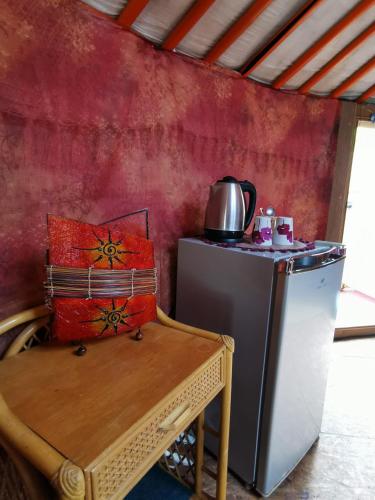 Il comprend une cuisine équipée d'une table et d'un petit réfrigérateur. dans l'établissement Yourte Namaste Homestay, à Saint-Pargoire