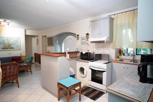 Gallery image of Krassi Apartment, Agios Mattheos in Ágios Matthaíos