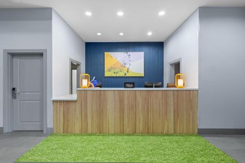 an office lobby with a reception desk with a green rug at Spark by Hilton Homewood Birmingham in Birmingham