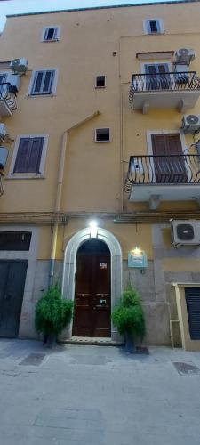 El edificio en el que está la casa vacacional