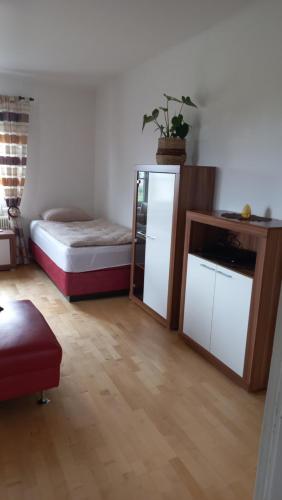 Sala de estar con cama y espejo en PA's, en Oberzirking