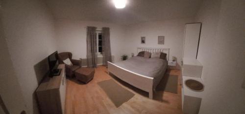 Un dormitorio con una cama y un televisor. en PA's, en Oberzirking