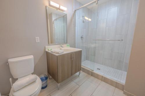 Koupelna v ubytování Furnished Luxury 3br, 2ba Loft