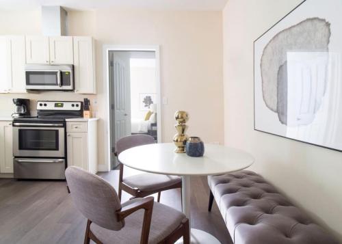 Η κουζίνα ή μικρή κουζίνα στο Downtown Luxury 1BR Pets Welcome Washer and Dryer in Building