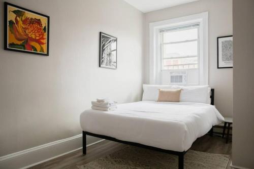 En eller flere senge i et værelse på Centrally located 1bed Newbury Street