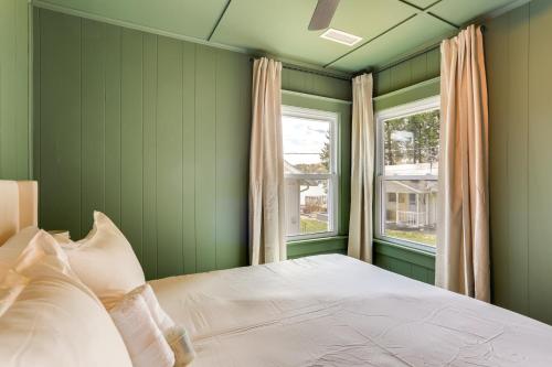 una camera verde con un letto e due finestre di Walk to White Lake Family Home with Deck and BBQ a White Lake