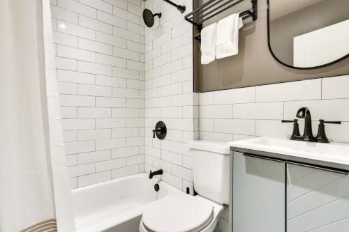 un bagno bianco con un water e un lavandino di Walk to White Lake Family Home with Deck and BBQ a White Lake