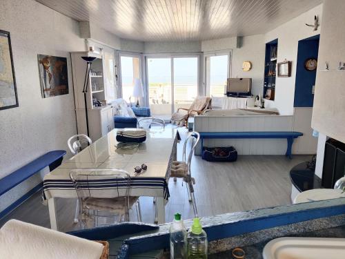 - un salon avec une chambre dotée d'un lit et d'une table dans l'établissement Vent d'ange maison familiale face à la mer, à Le Cormier