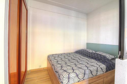 une petite chambre avec un lit dans une pièce dans l'établissement Cosy 2 pièces à 5 min à pied de la plage, à Antibes