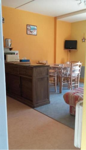 une salle à manger avec un bureau et une table à manger dans l'établissement Appart T2 4 lits 1 chambre 6 personnes, à Laveissière