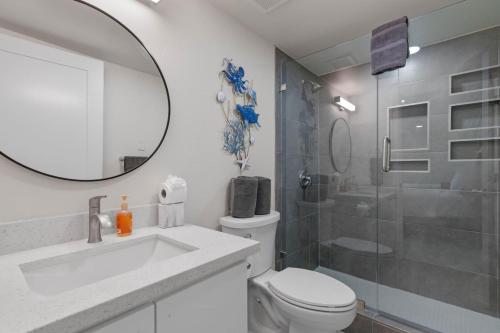 サウス・パドレ・アイランドにあるBahia Mar 160 Sun and Sand Escapeのトイレ、洗面台、シャワー付きのバスルーム