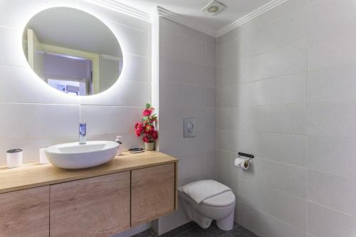 Ванная комната в Orano - Chic 2-Bedroom Apartment in Bsalim