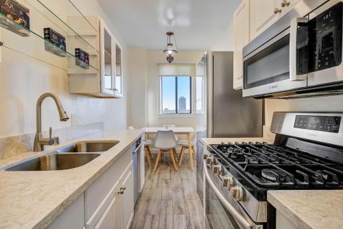 una cocina con fregadero y estufa horno superior en Long Beach Panorama, en Long Beach