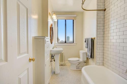 baño con aseo y ventana en Long Beach Panorama, en Long Beach