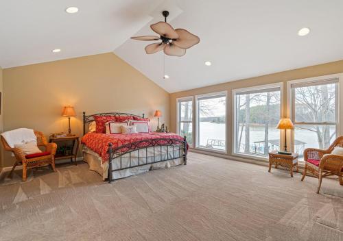 una camera da letto con un letto e un ventilatore a soffitto di Rare Flat Lot wBeautiful Views Dock Hot Tub a Winchester
