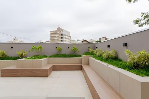 a garden on the roof of a house at Apartamentos modernos próximo ao Jardim Botanico e à Rodoviária in Curitiba