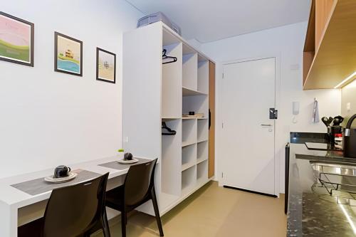 Una cocina o zona de cocina en Apartamento garden super moderno próximo ao Jardim Botanico e à Rodoviária - Cama Queen/WIFI/Ar Condicionado