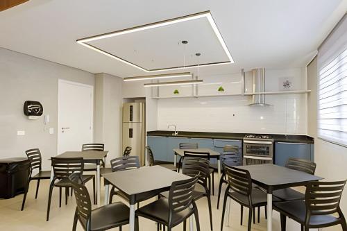 Una cocina o zona de cocina en Apartamento garden super moderno próximo ao Jardim Botanico e à Rodoviária - Cama Queen/WIFI/Ar Condicionado