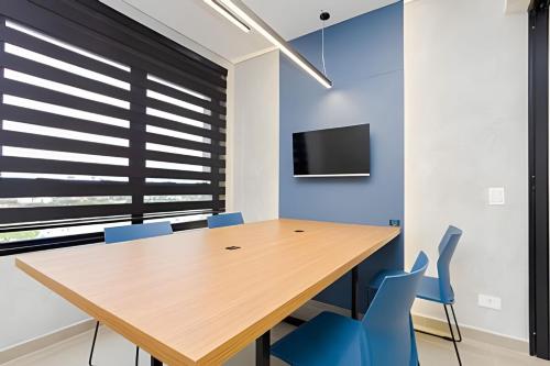 Una televisión o centro de entretenimiento en Apartamento garden super moderno próximo ao Jardim Botanico e à Rodoviária - Cama Queen/WIFI/Ar Condicionado