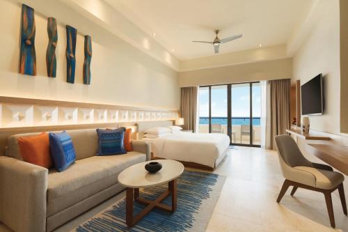 Postel nebo postele na pokoji v ubytování Hyatt Ziva Cancun All-Inclusive