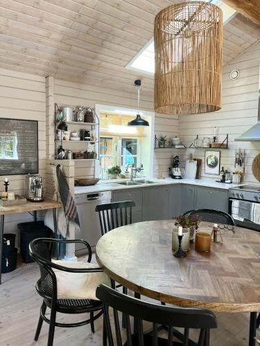 Η κουζίνα ή μικρή κουζίνα στο Summer House With Soul And Family Roots In Rørvig