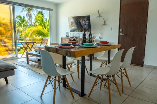 a dining room with a wooden table and chairs at Beautiful Apartment in Dream Acapulco Diamante in Acapulco