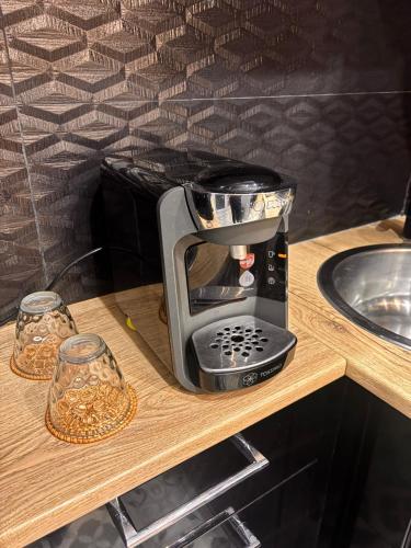 - une cafetière sur un comptoir à côté d'un évier dans l'établissement F2 moderne proche Paris, à Alfortville