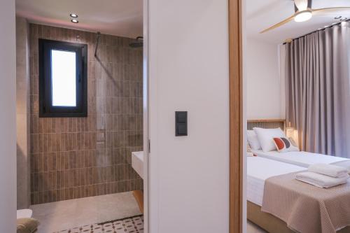 una camera con letto, doccia e vasca di Casa Olivea a Polykhrono