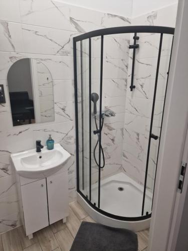 Bilik mandi di Hostel J17