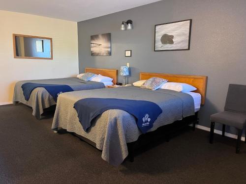 Postel nebo postele na pokoji v ubytování Snohomish Inn