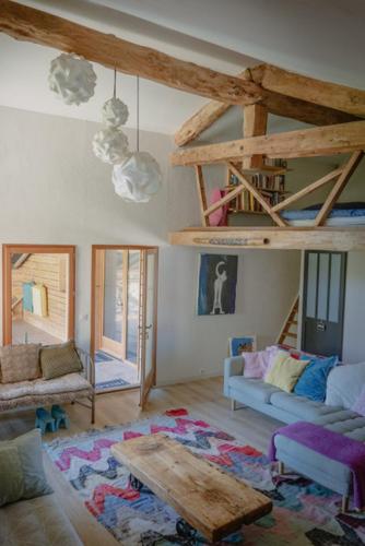 un salon avec un canapé et une table dans l'établissement Notre maison de famille, la maison de shaoni, à Saint-Romans