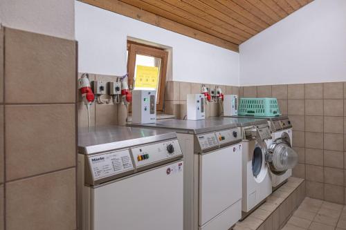 Η κουζίνα ή μικρή κουζίνα στο KOMFORTABLES HELLES 2-Zimmer-APPARTMENT