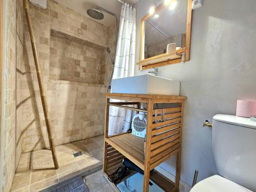une salle de bain avec une douche, des toilettes et un lavabo dans l'établissement Maison de ville authentique au coeur de Leucate, à Leucate