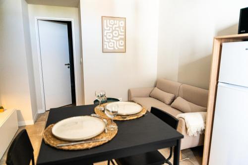 un salon avec une table et un canapé dans l'établissement Appartement chaleureux & confort, parking privé, à Le Teil