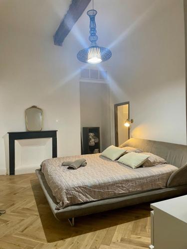 une chambre avec un lit et un plafond bleu dans l'établissement 120 m2, hyper centre cathédrale proximité plage, à Ajaccio