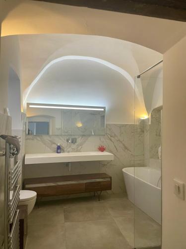 une salle de bain avec une baignoire, des toilettes et un lavabo dans l'établissement 120 m2, hyper centre cathédrale proximité plage, à Ajaccio