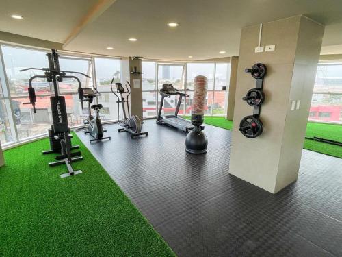 ein Fitnessstudio mit Laufbändern und Trainingsgeräten in einem Gebäude in der Unterkunft Total Comfort in Santa Cruz TC paralelo in Santa Cruz de la Sierra