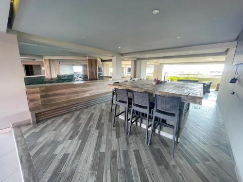 eine große Küche mit einem großen Holztisch und Stühlen in der Unterkunft Total Comfort in Santa Cruz TC paralelo in Santa Cruz de la Sierra