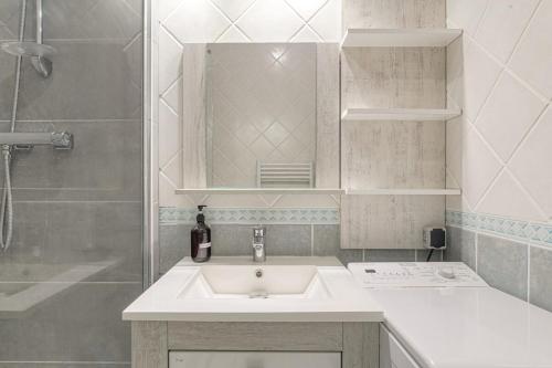 une salle de bain avec un lavabo et une douche dans l'établissement La Pause Lyonnaise, à Lyon