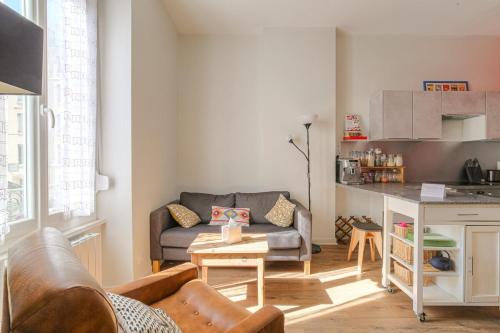 un salon avec un canapé et une table dans l'établissement La Pause Lyonnaise, à Lyon