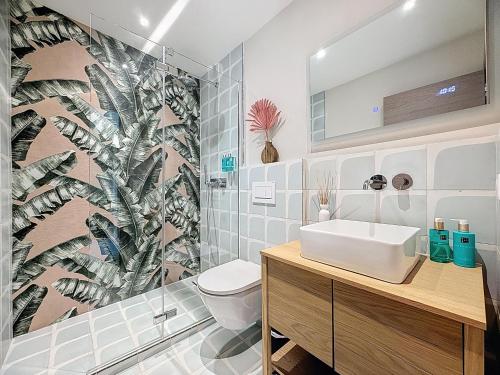 une salle de bain avec des toilettes blanches et un lavabo dans l'établissement Villa Prestige et Vue Mer, à Tourrettes-sur-Loup