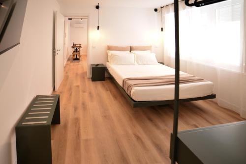 une chambre avec un lit et un parquet dans l'établissement Residenza Ximenes, à Palerme